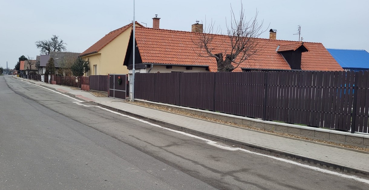 Chodník podél silnice III/3325 (ulice Hlavní) ve Vanovicích